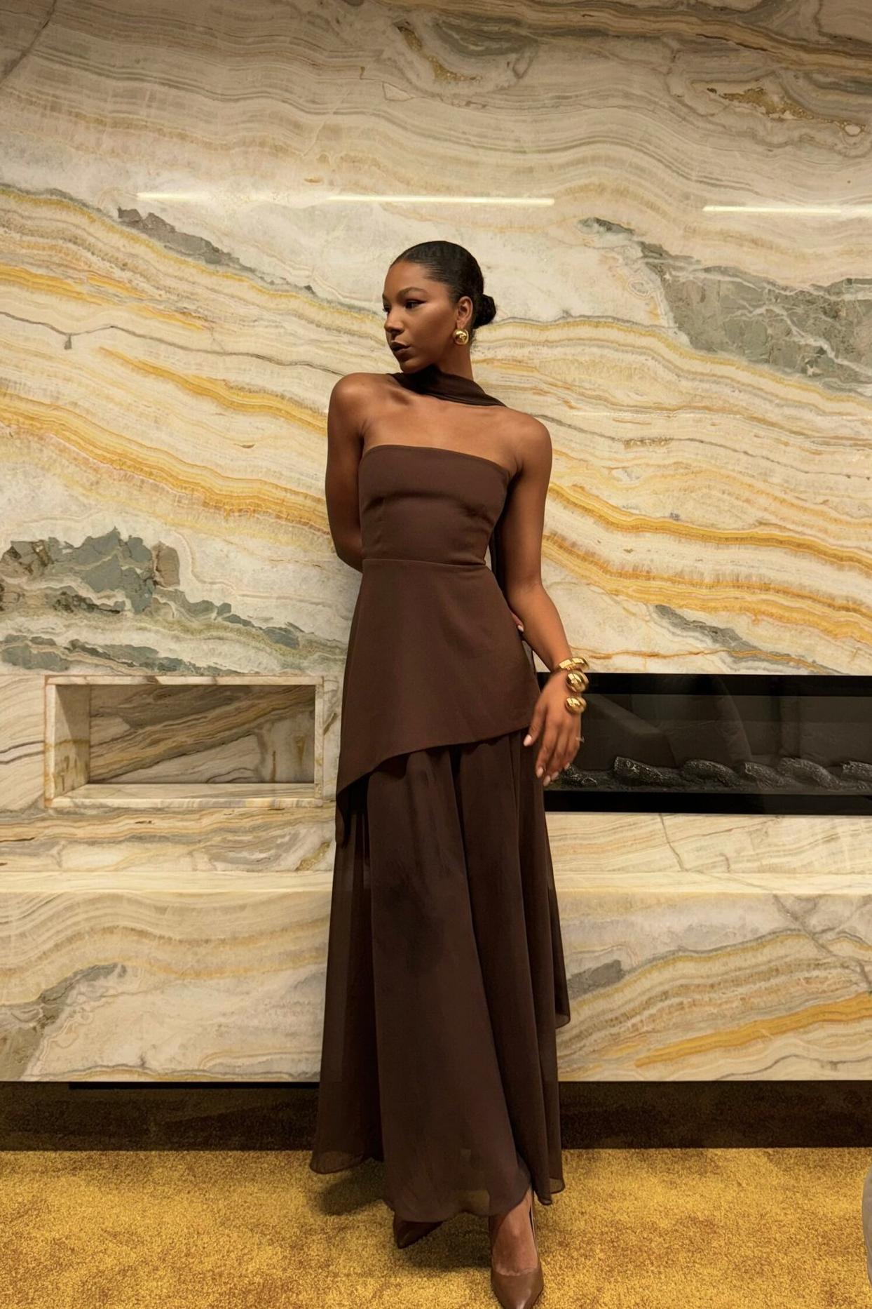 Robe longue dos nu à nouer derrière le cou avec rubans fluides