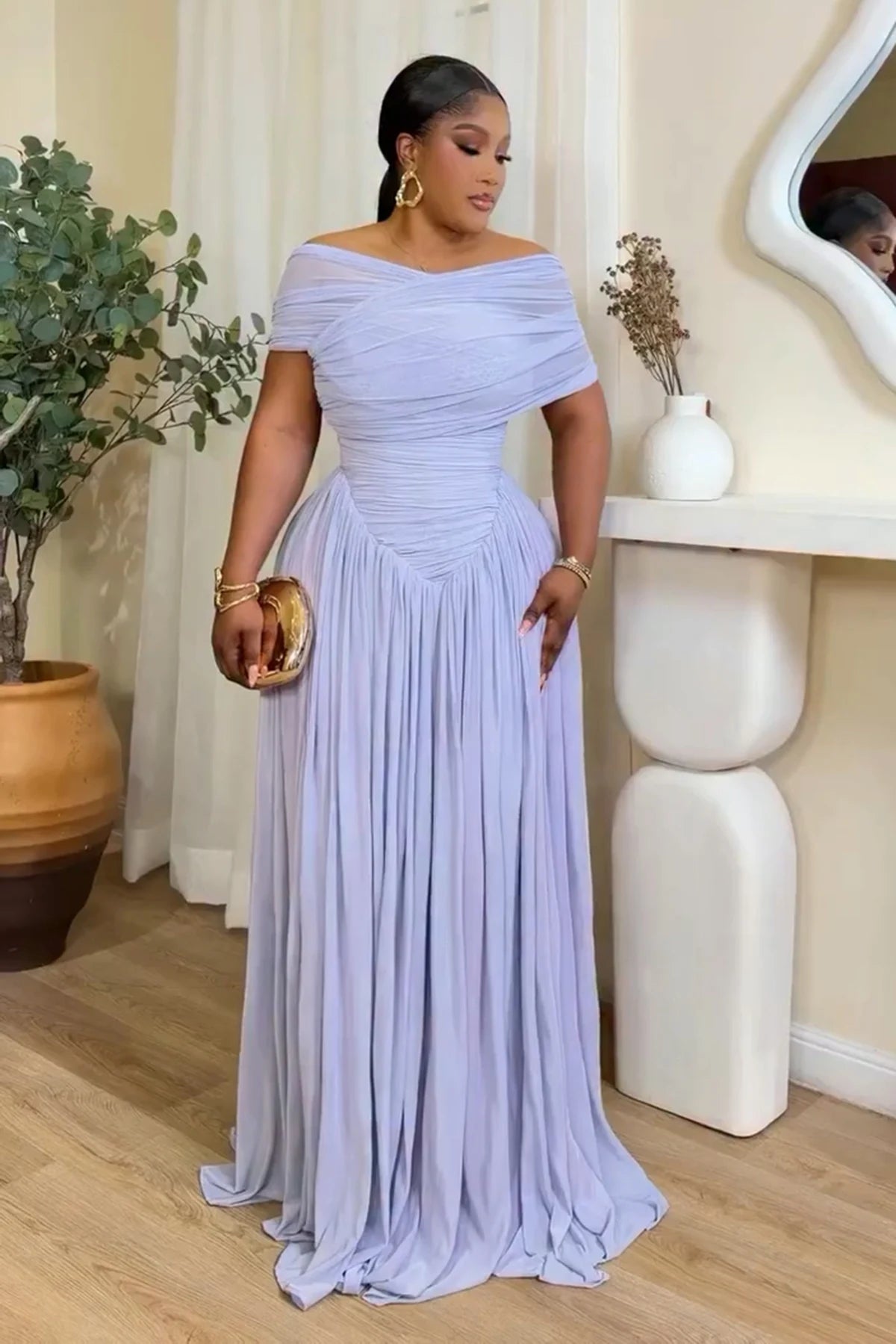 Rochie mov cu umerii goi, strâmtă și plisată