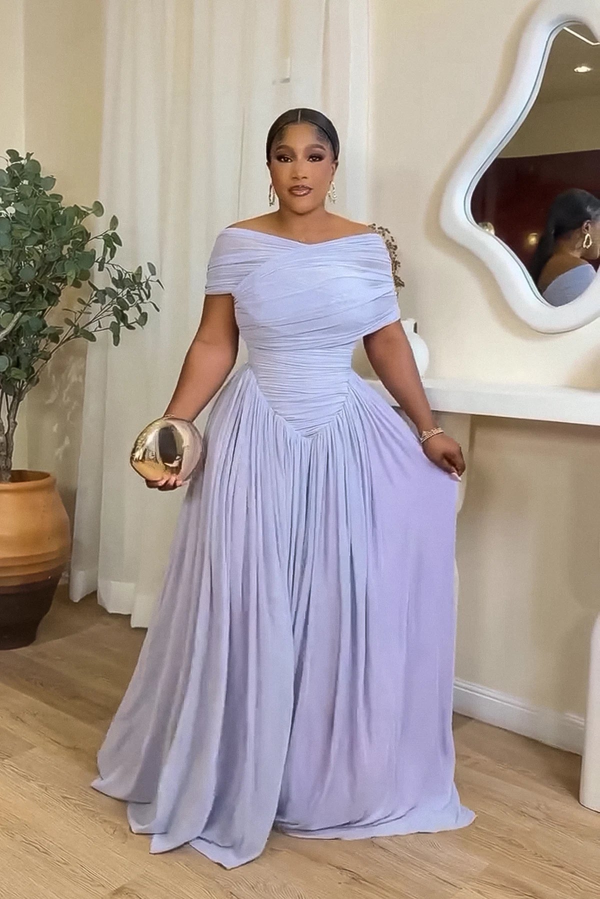 Rochie mov cu umerii goi, strâmtă și plisată