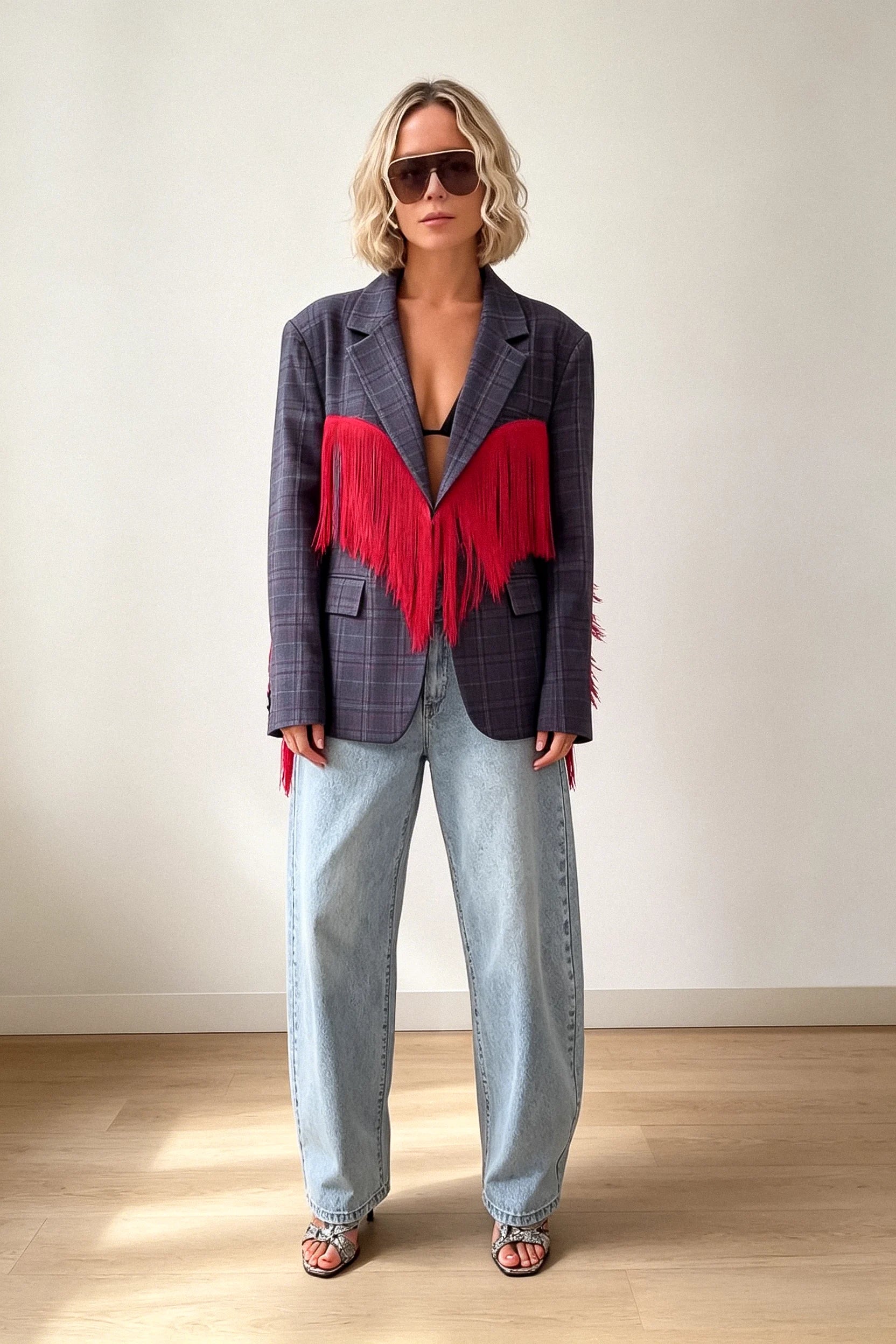 Blazer de cuadros con alas de ángel rojas con flecos
