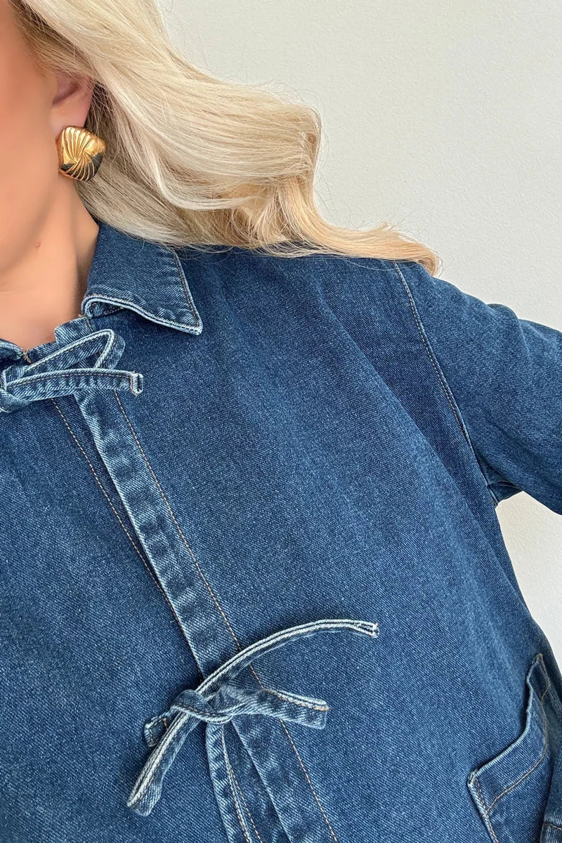 Giacca in denim blu scuro con cravatta