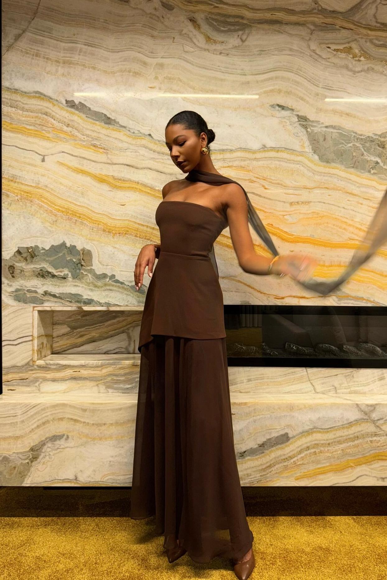 Vestido maxi sin tirantes con lazo halter y cintas fluidas