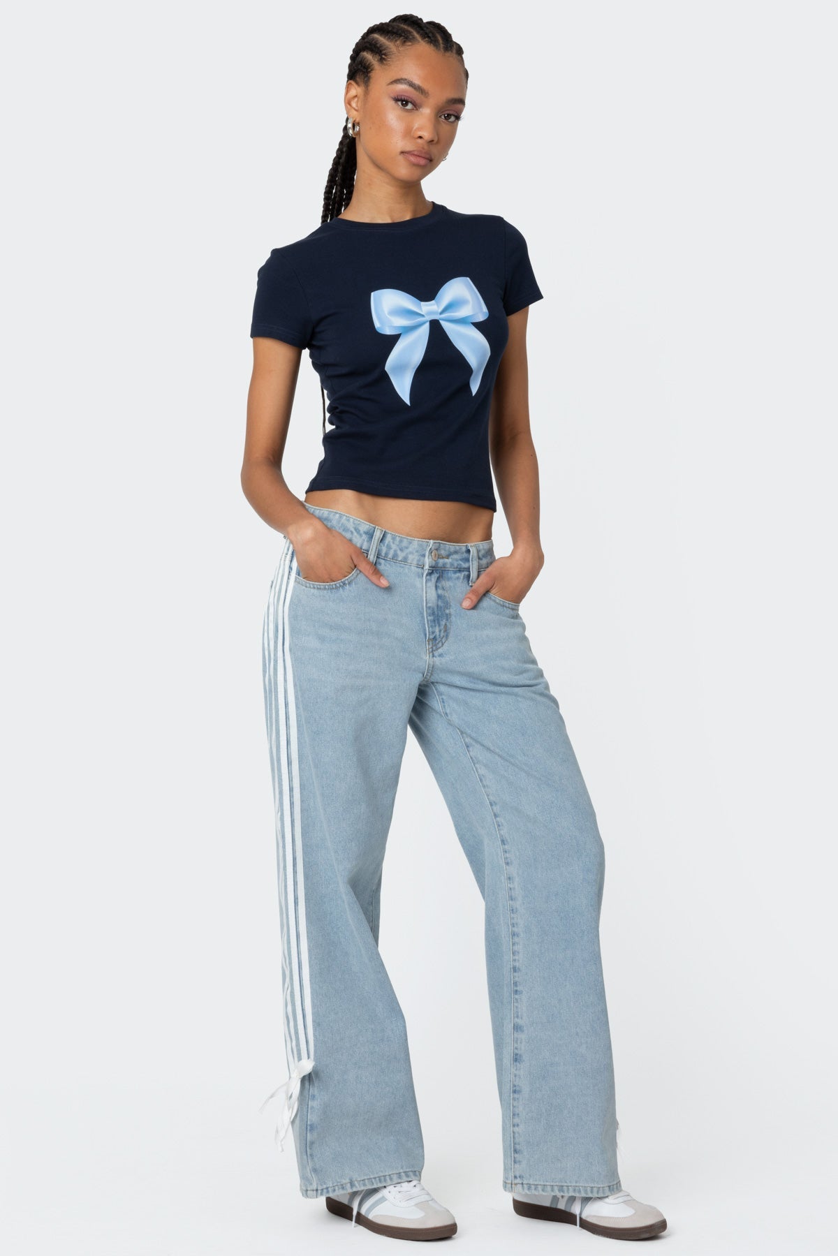 Jeans a vita bassa, larghi, con fiocco e righe laterali