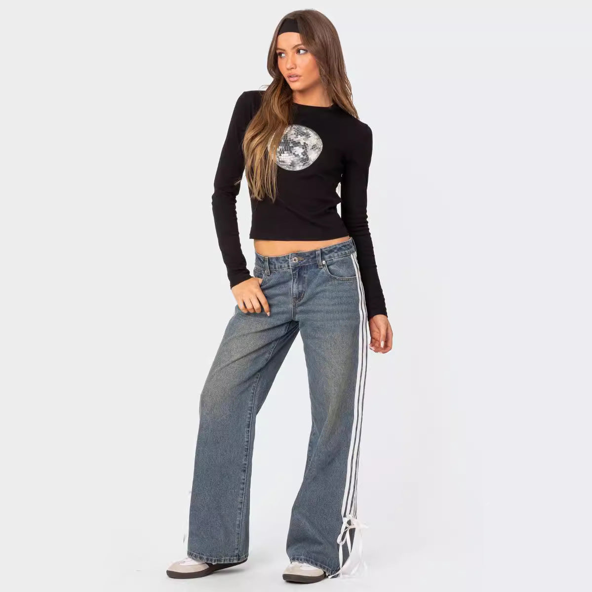 Jeans a vita bassa, larghi, con fiocco e righe laterali