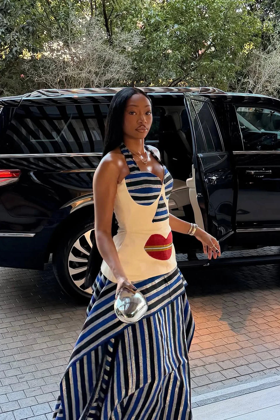 Top s abstraktním motivem obličeje na zavazování za krk