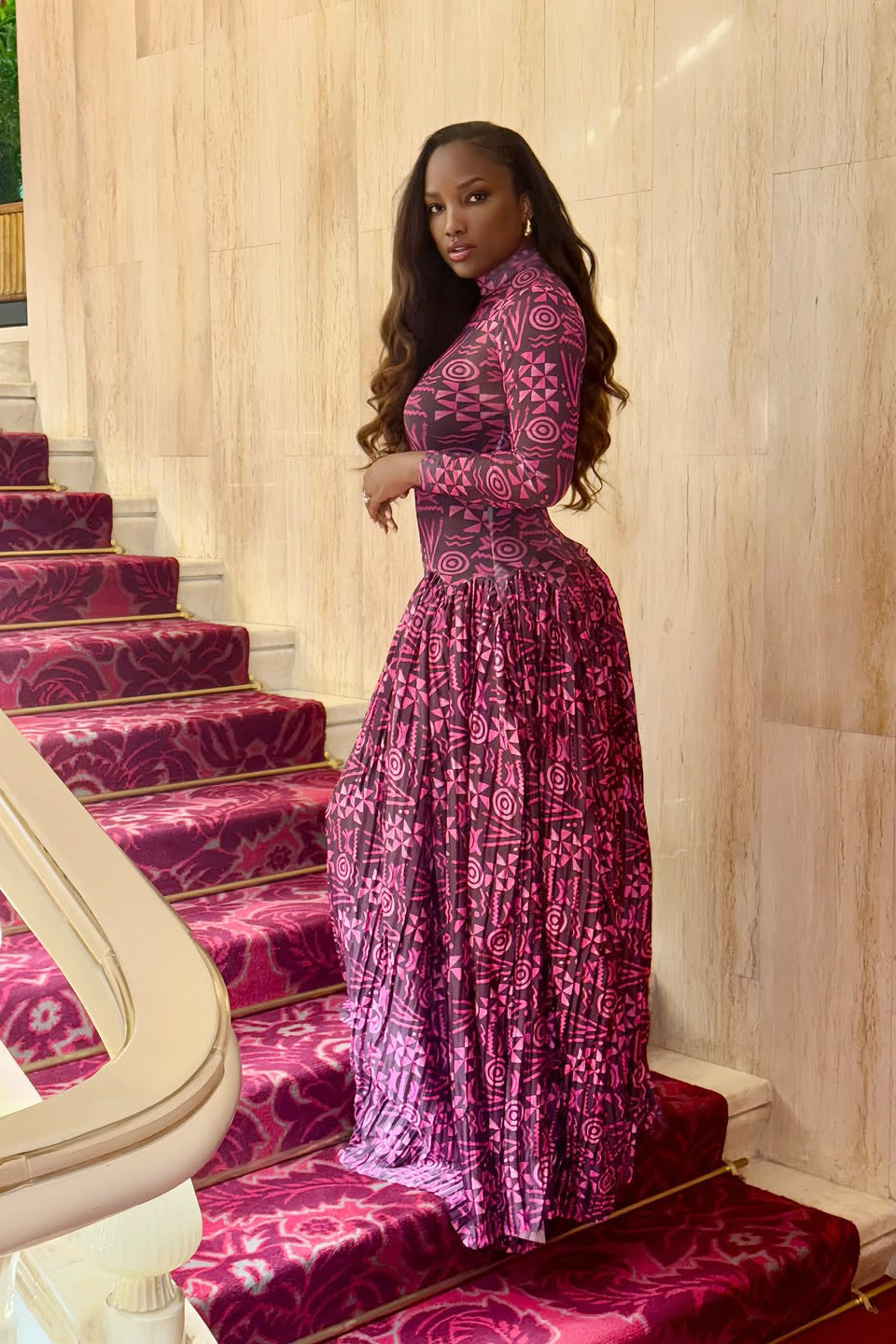 Abito lungo a collo alto con stampa geometrica