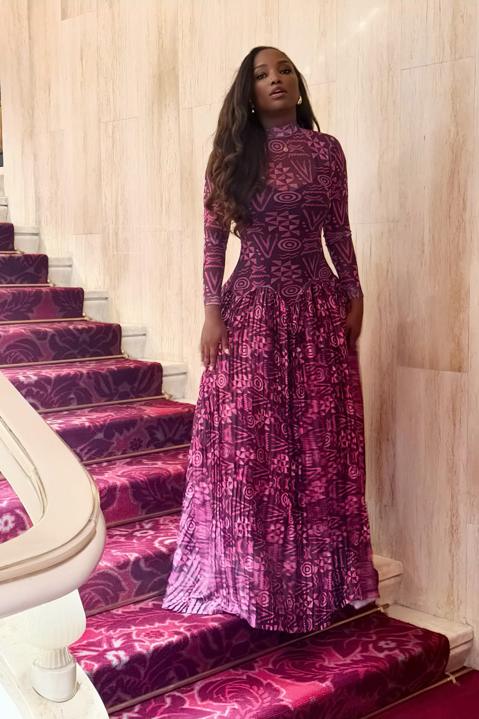 Abito lungo a collo alto con stampa geometrica