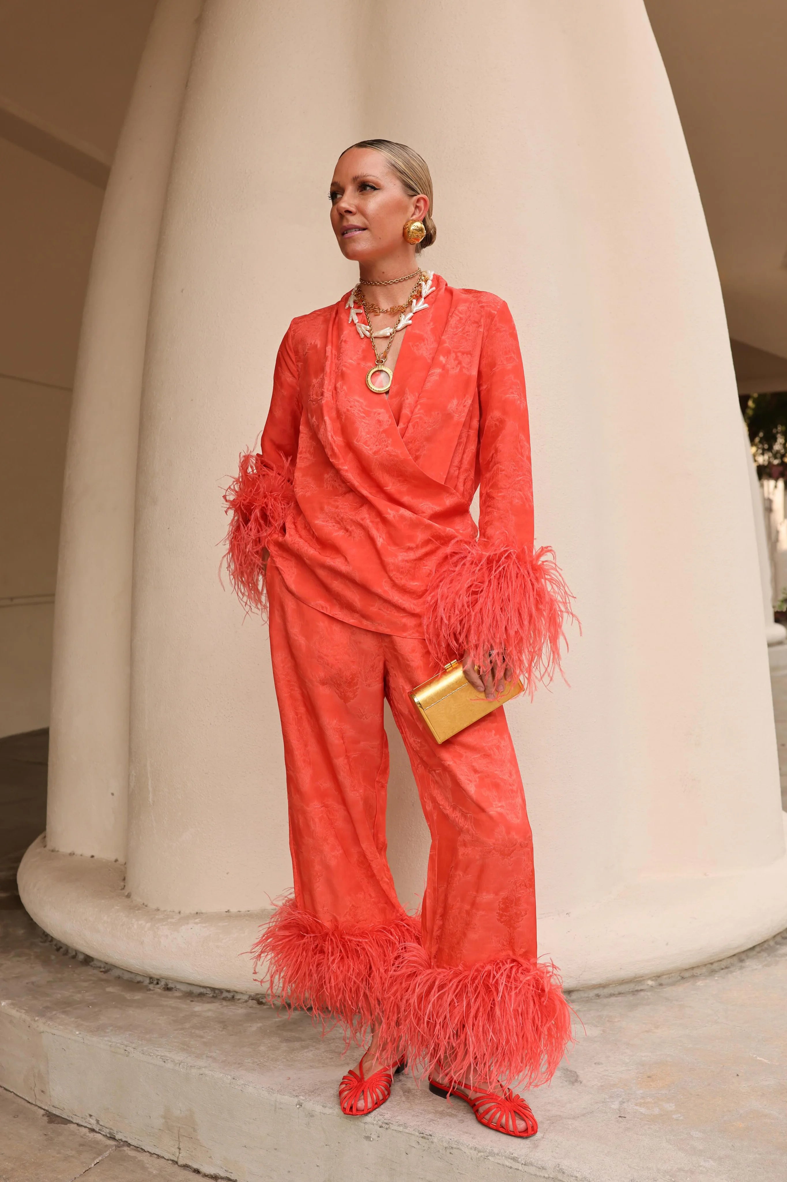 Haut cache-cœur en jacquard corail avec manchette en plumes