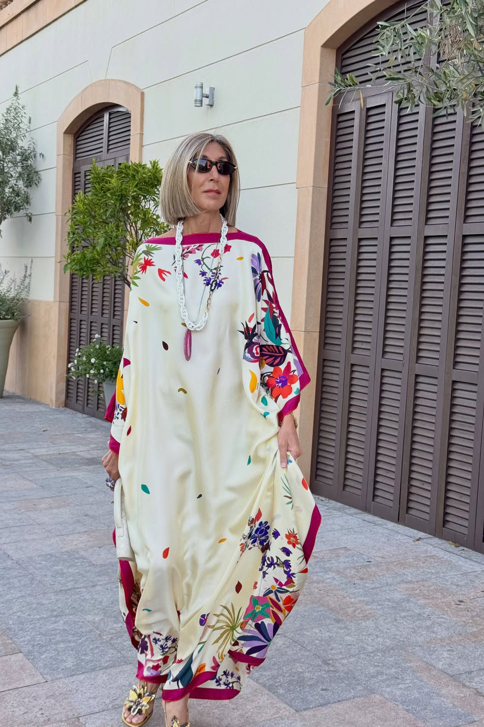 Kaftan ample à manches chauve-souris avec imprimé floral coloré