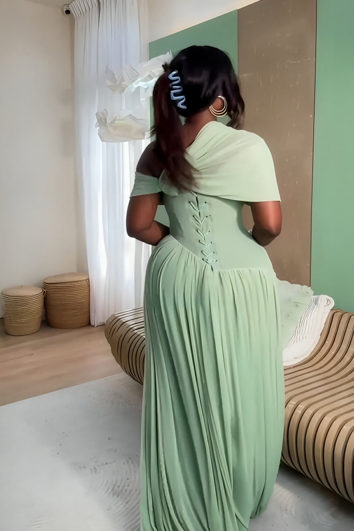 Miętowa sukienka maxi z marszczonego szyfonu