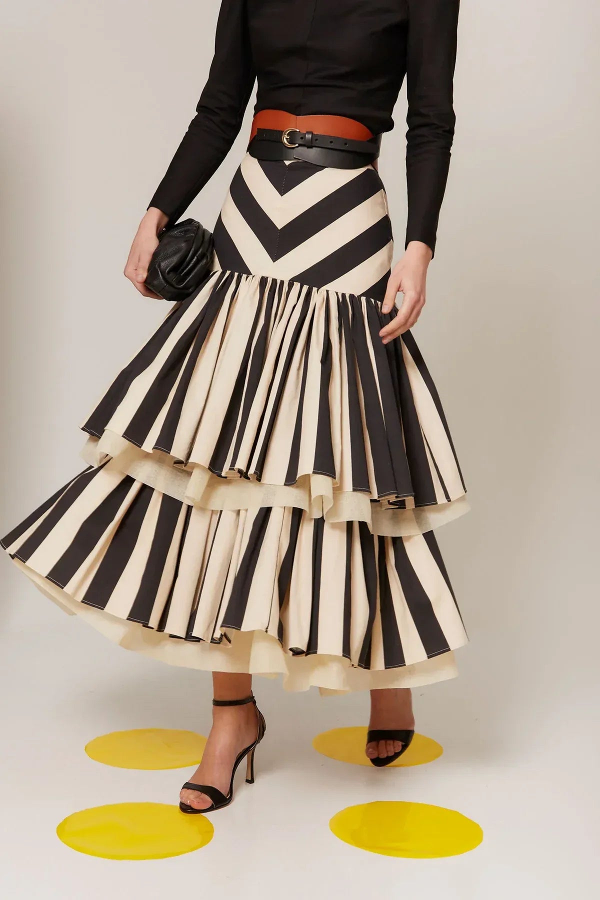 Falda midi negra con volantes en capas y rayas crema