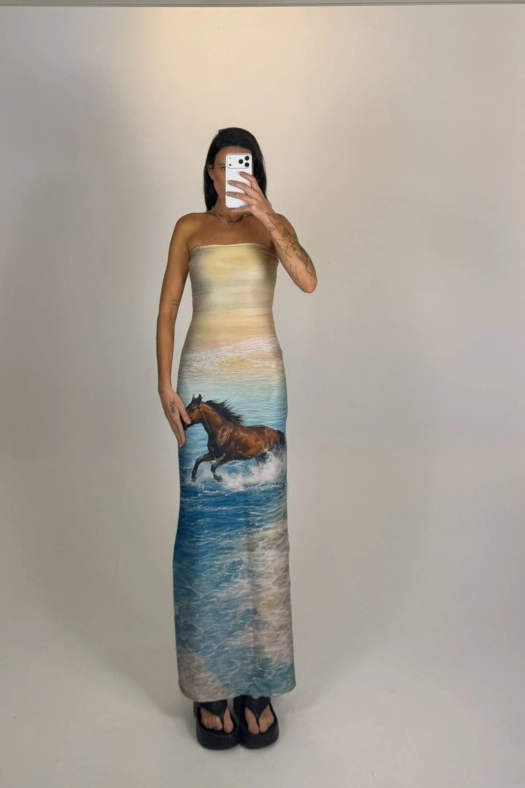 Top med høj slids og bodycon maxi-kjole