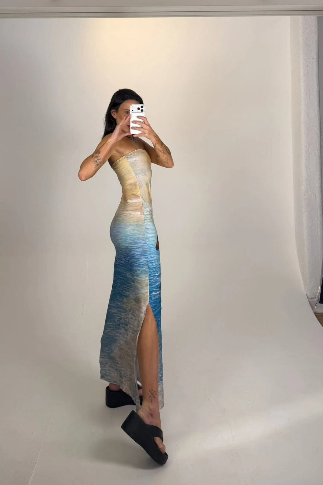Top med høj slids og bodycon maxi-kjole