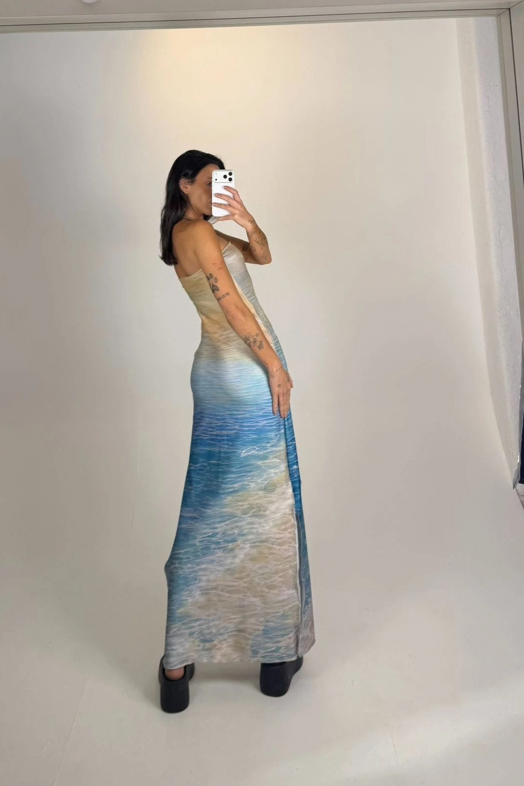 Top med høj slids og bodycon maxi-kjole