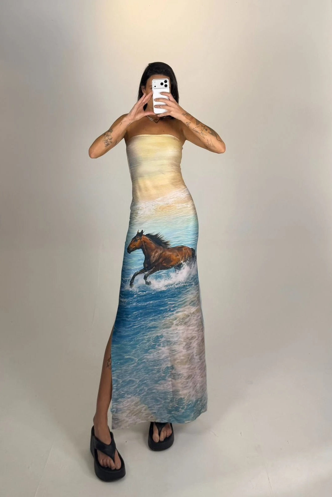 Top med høj slids og bodycon maxi-kjole