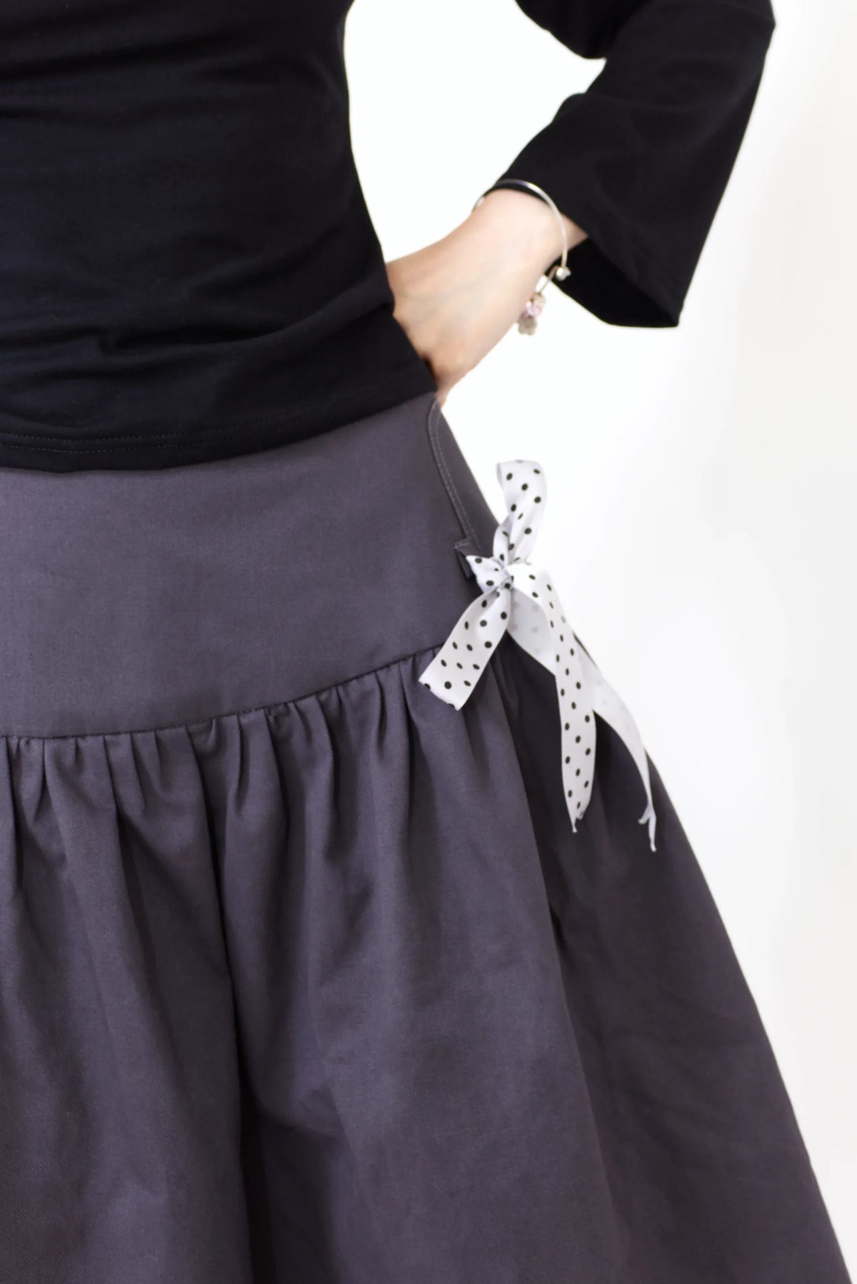 Falda gris carbón con cintura fruncida