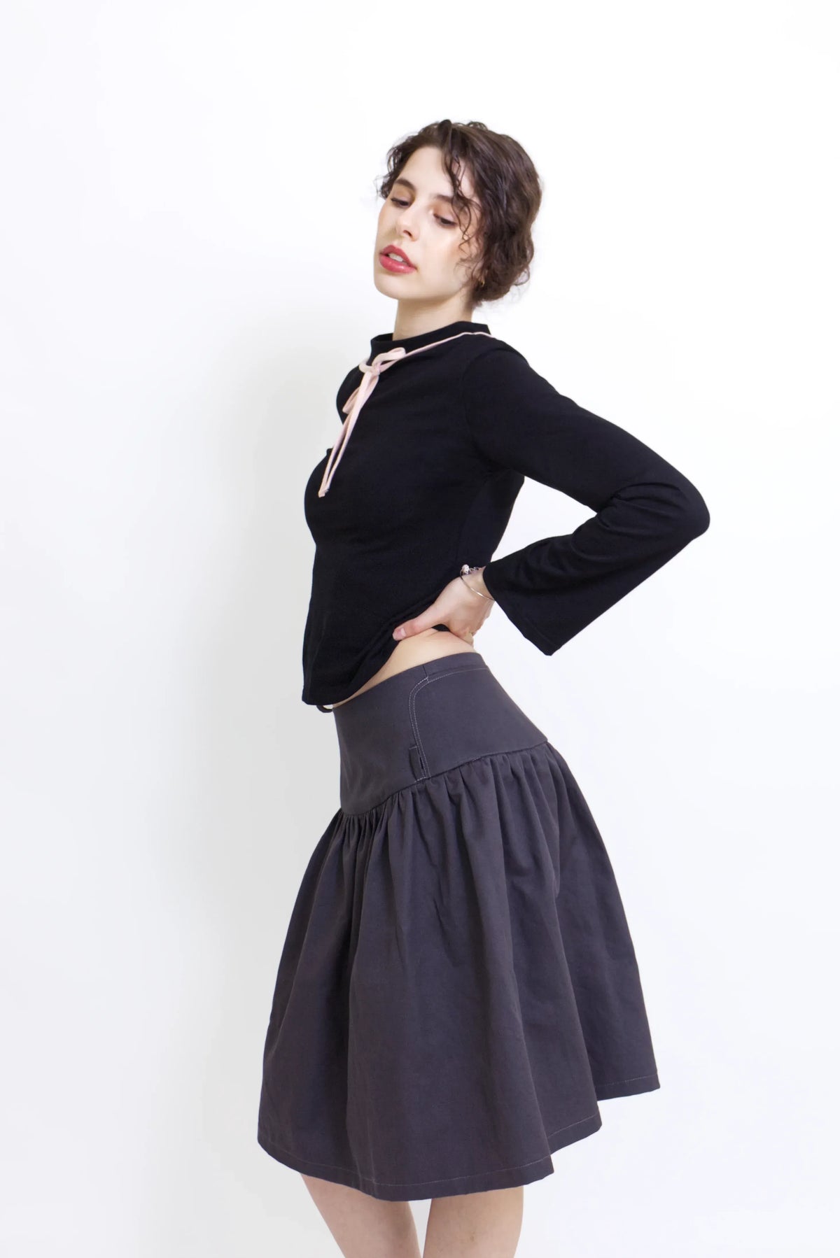 Falda gris carbón con cintura fruncida