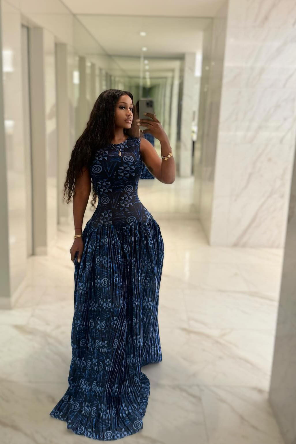 Adinkra Geplisserte Maxi Kleed