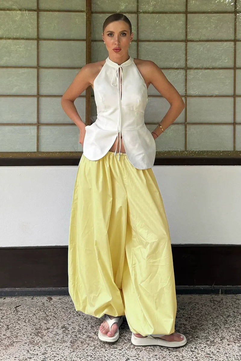 Pantalon large à volants diagonaux