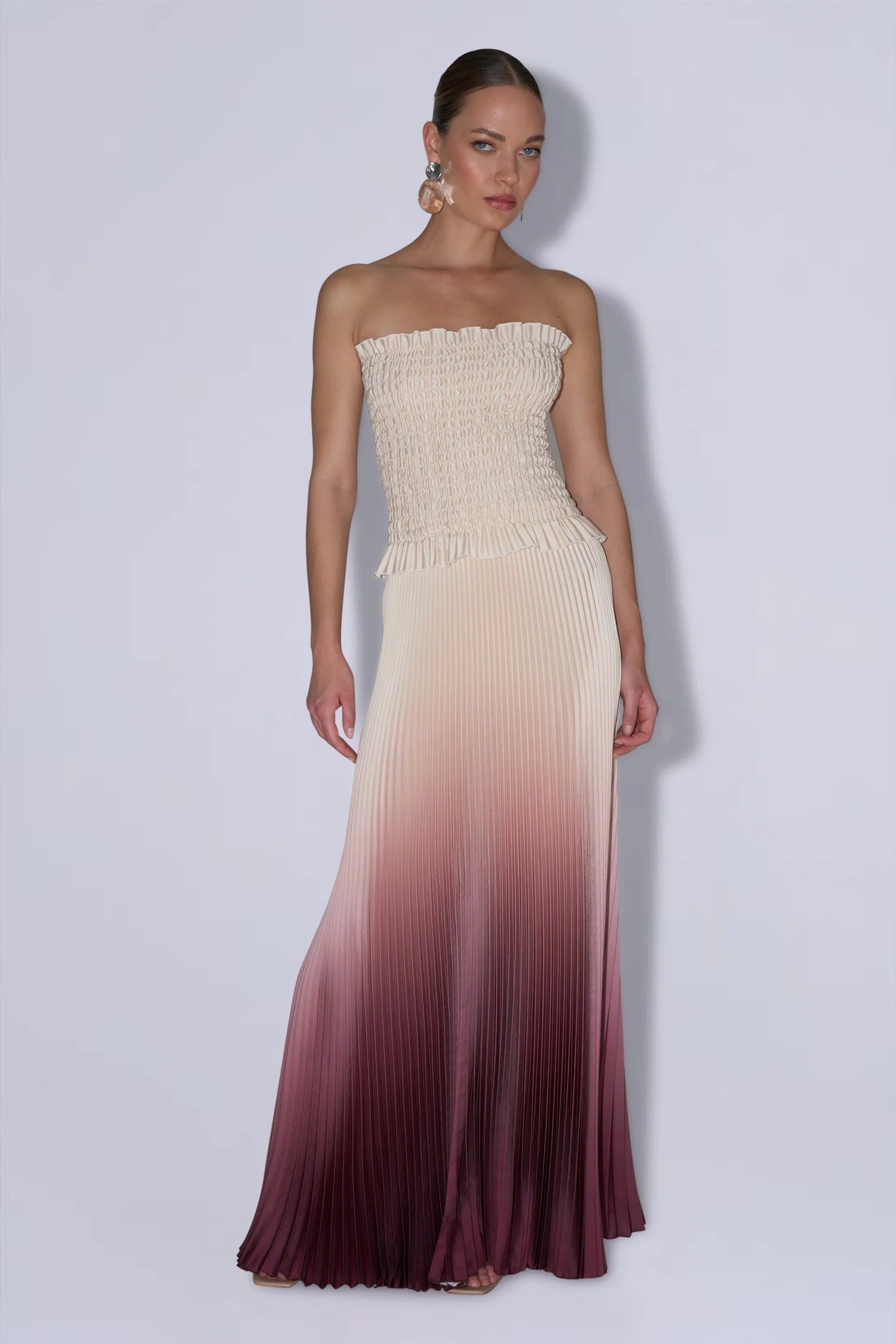 Vestido largo plisado sin tirantes con degradado ombré