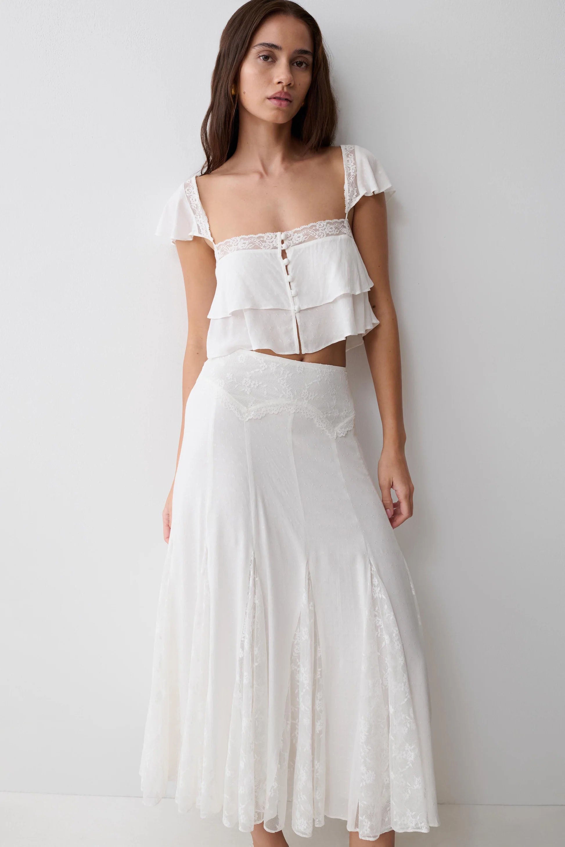 Set top corto a balze con rifinitura in pizzo bianco e gonna midi