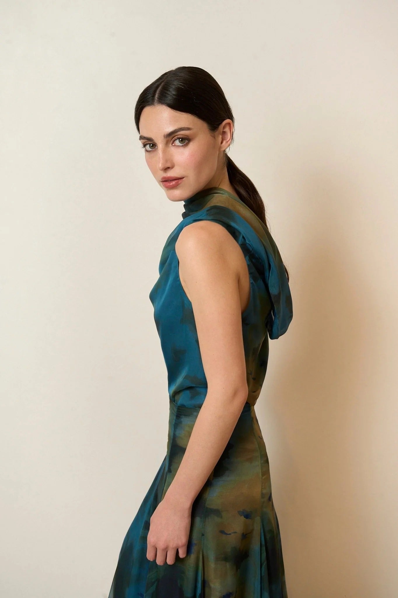 Set mat drapéiertem Halsauschnëtt an abstraktem Rock Set