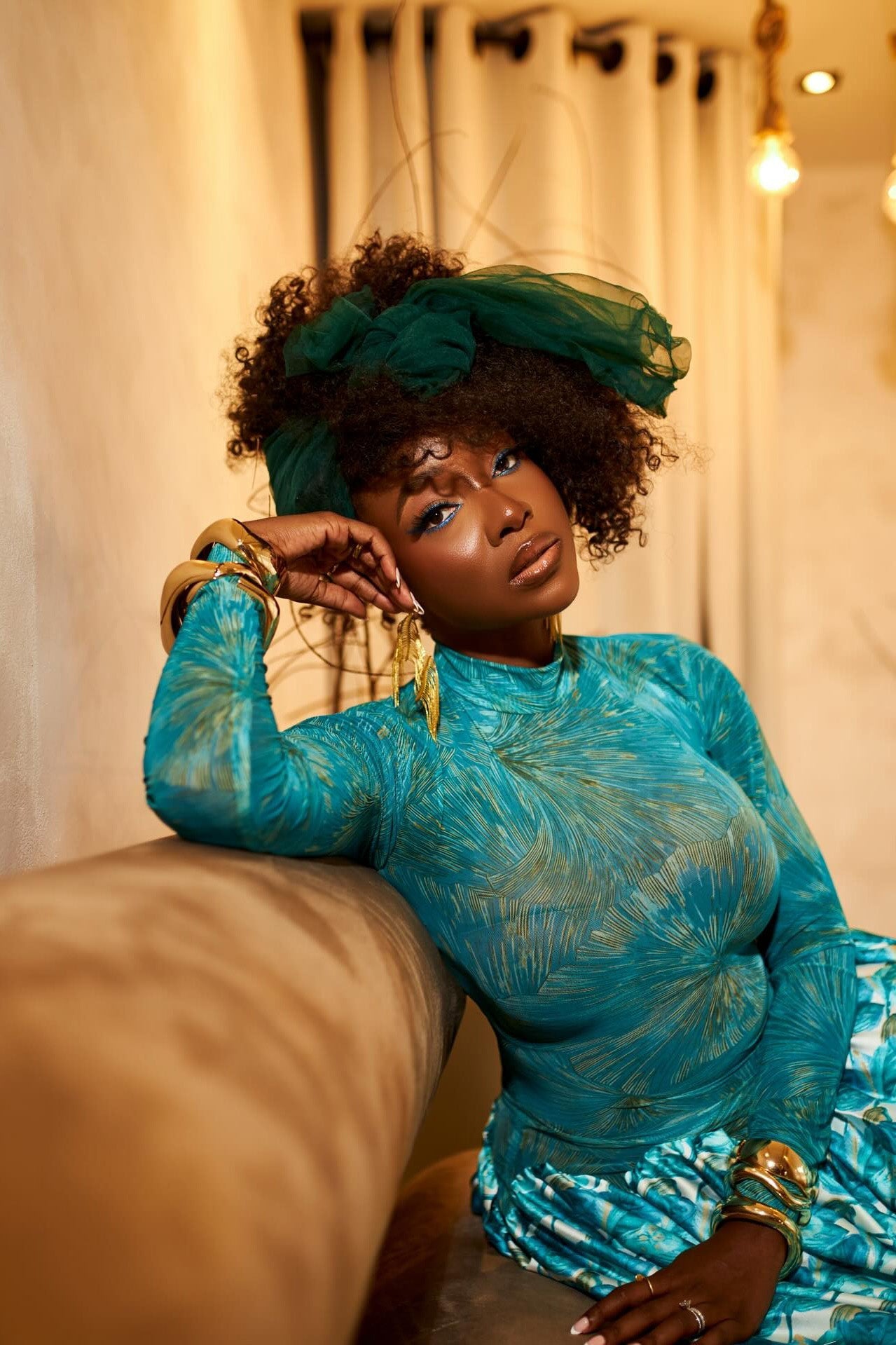 Livfull röd genomskinlig blommig maxiklänning