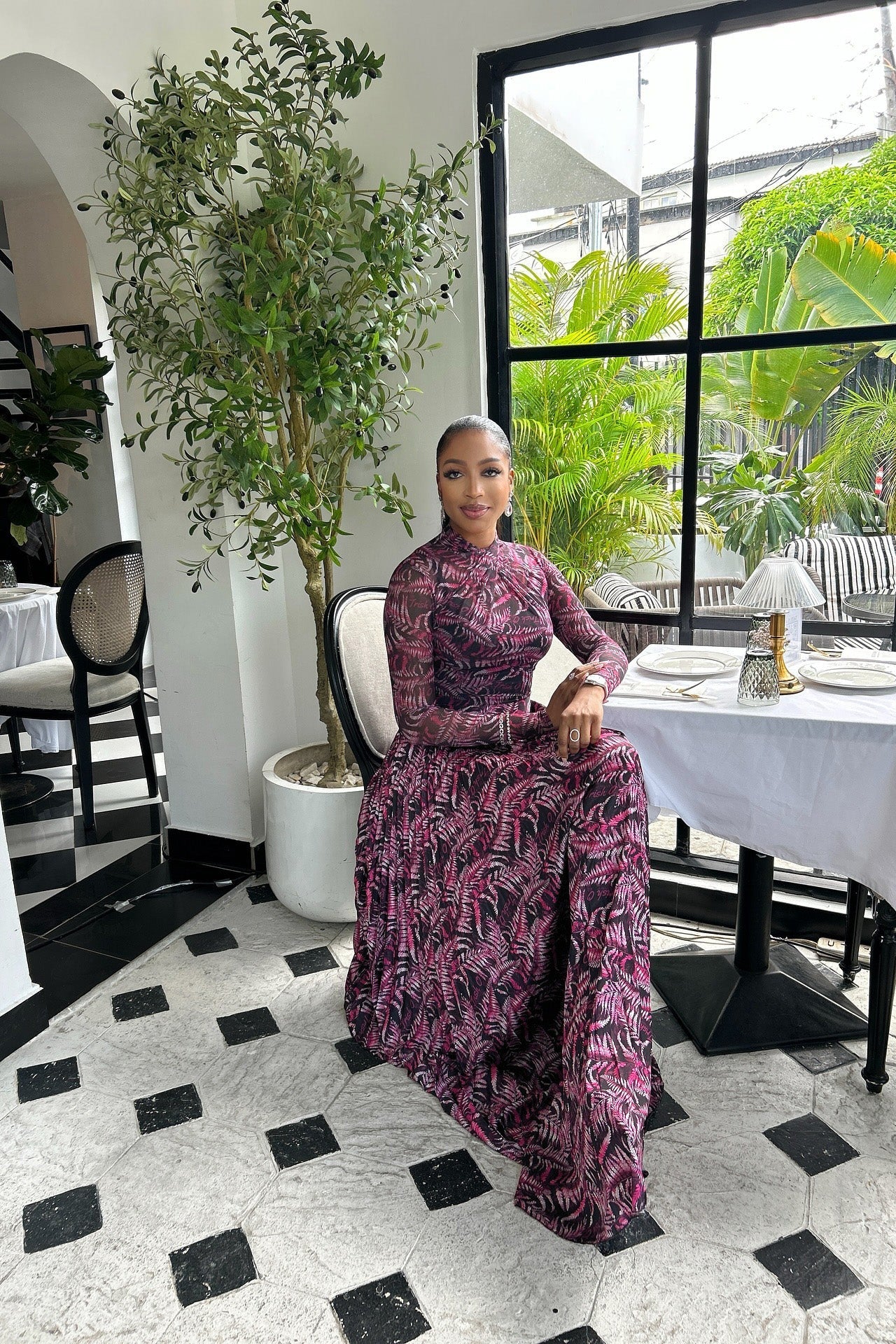 Maxikjole i nett med tropisk trykk