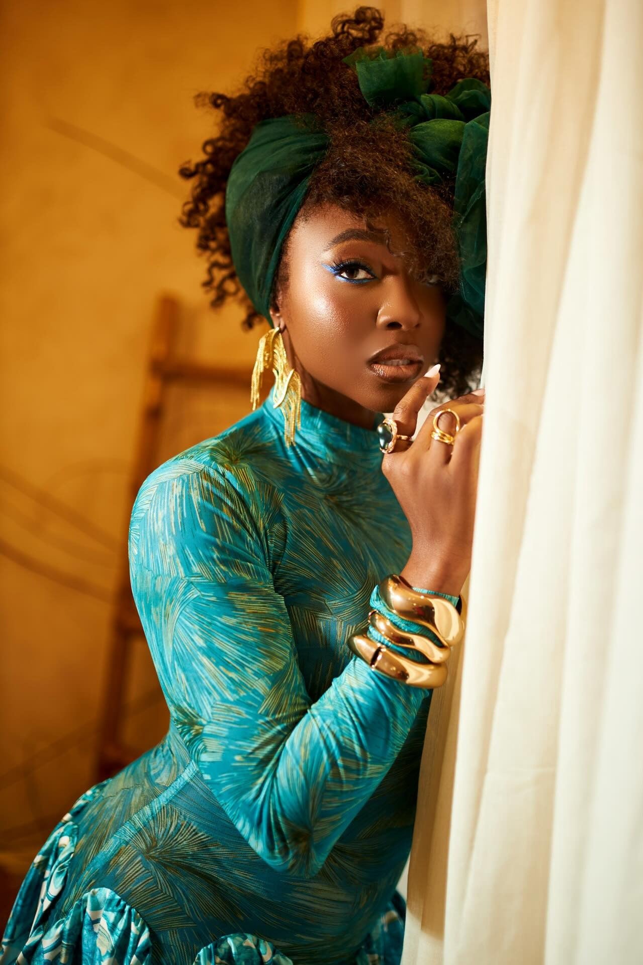 Livfull röd genomskinlig blommig maxiklänning