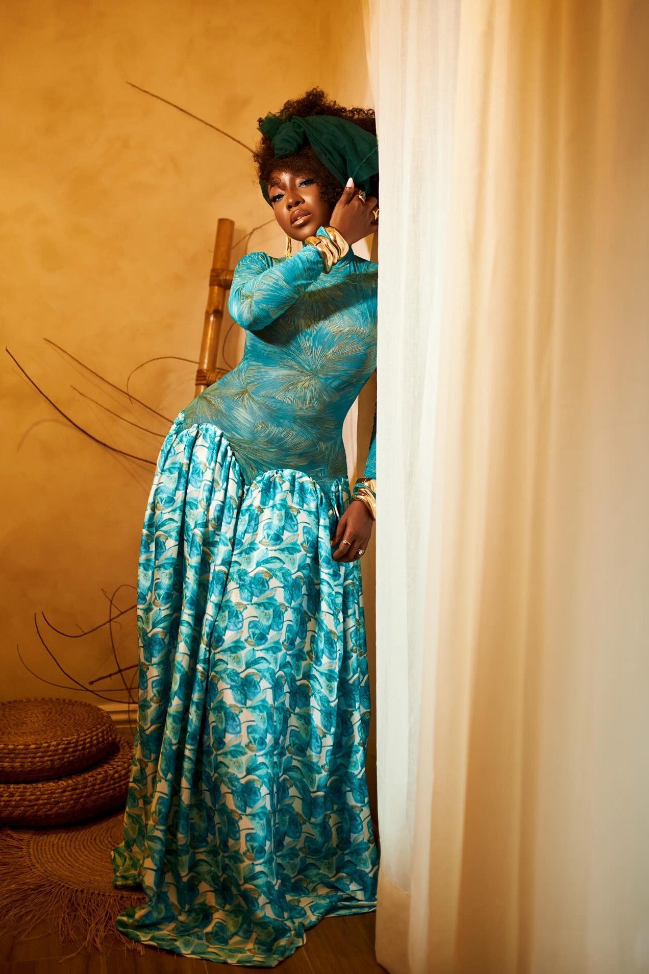 Livfull röd genomskinlig blommig maxiklänning