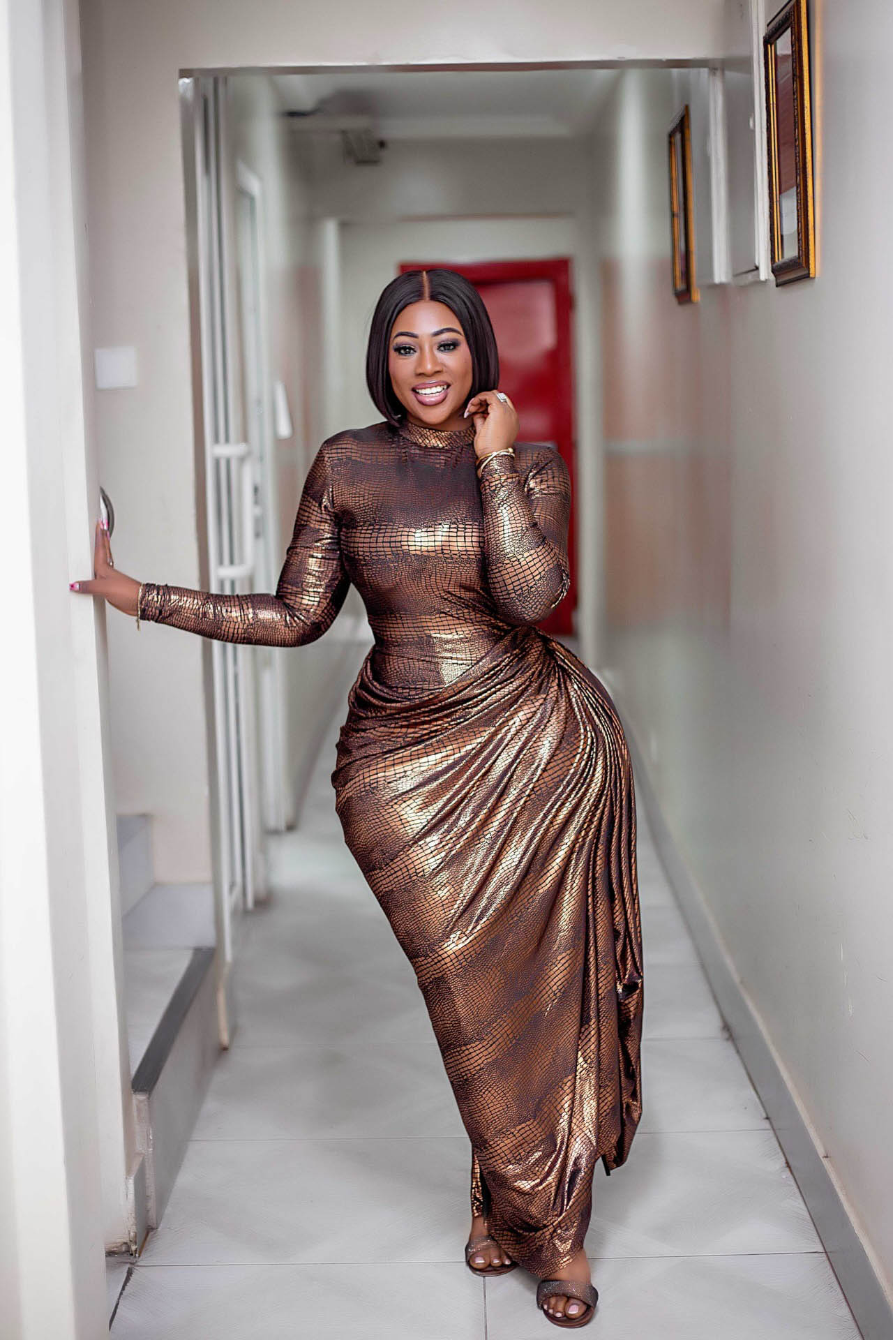 Liquid Bronze asymmetrisk maxi-kjole med åpen rygg