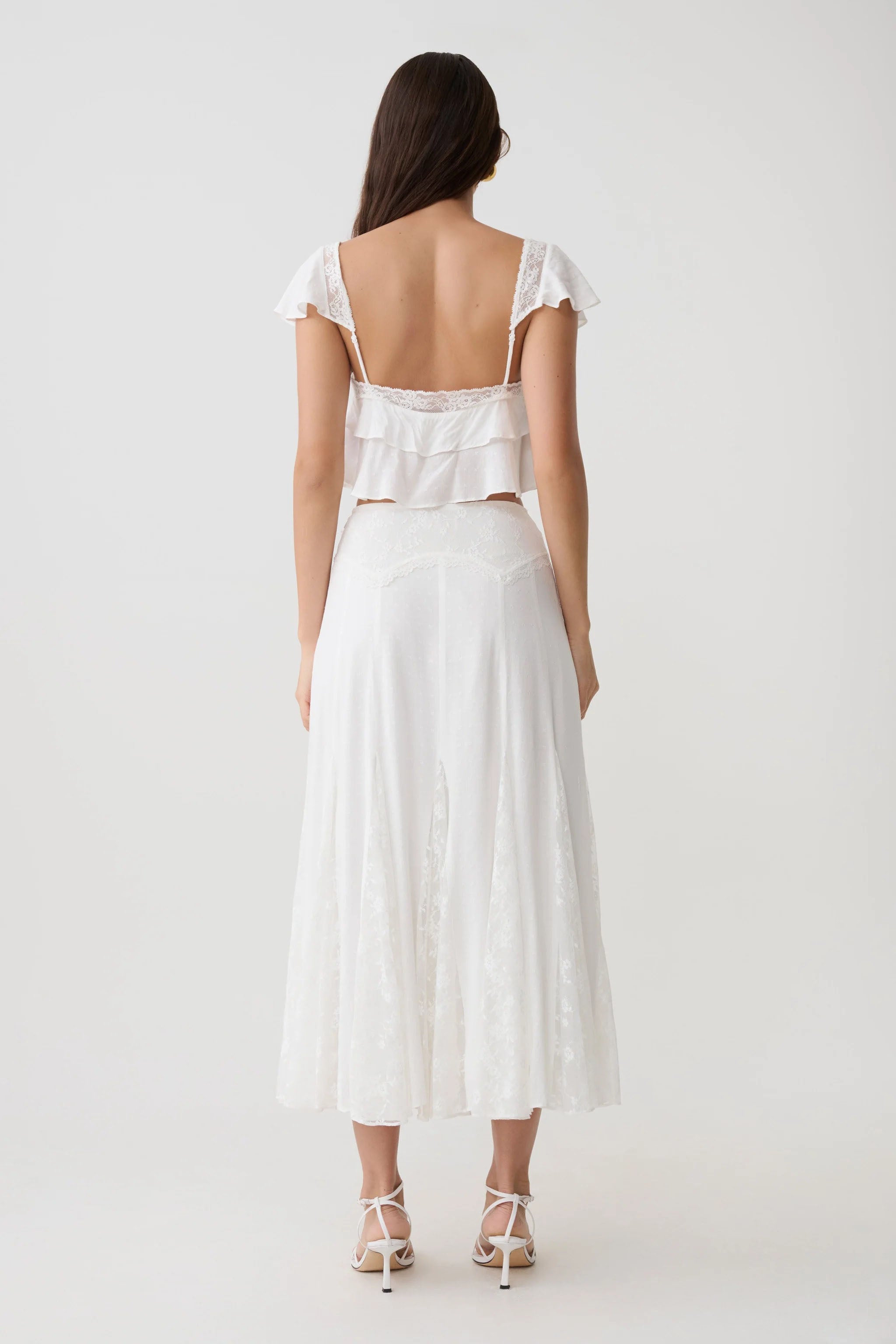 Set top corto a balze con rifinitura in pizzo bianco e gonna midi