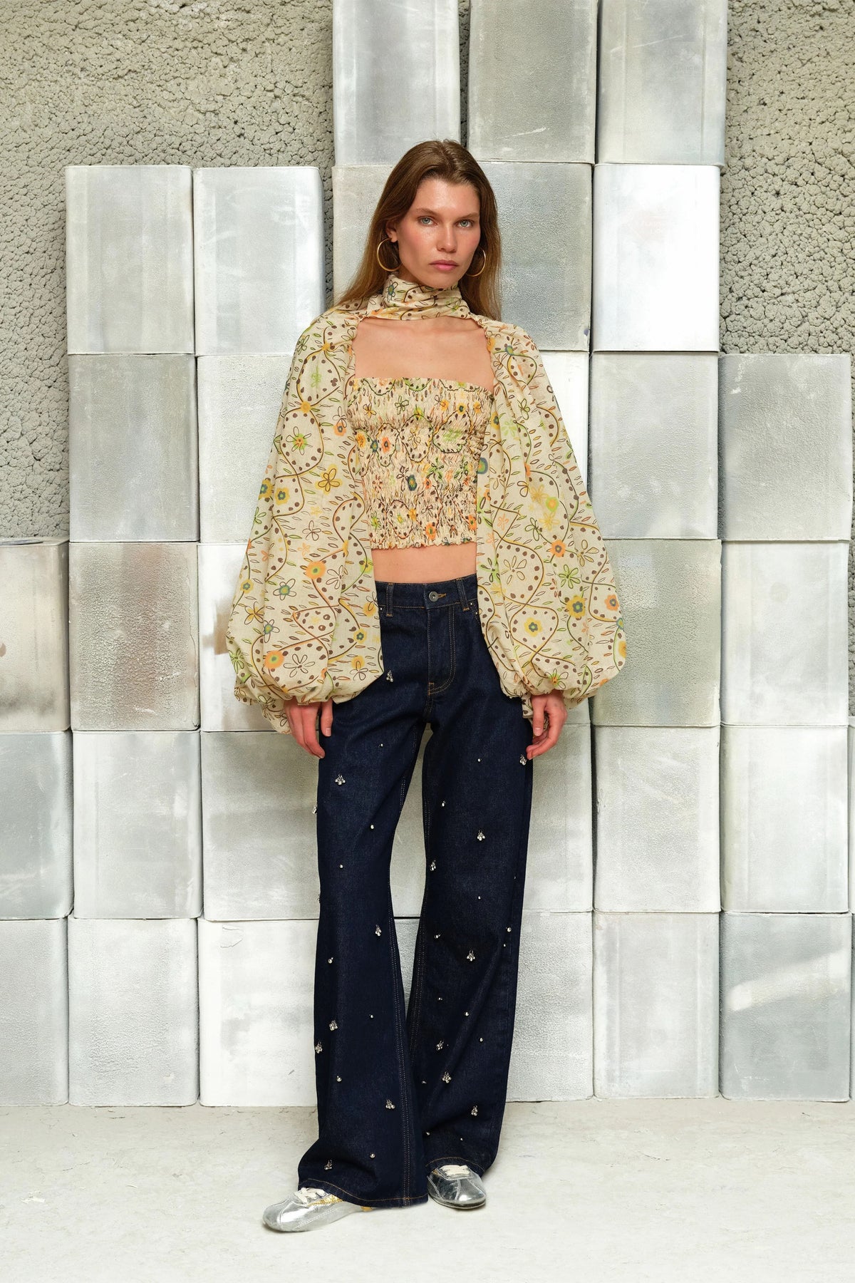 Crop top med halterneck, knytband och puffärm