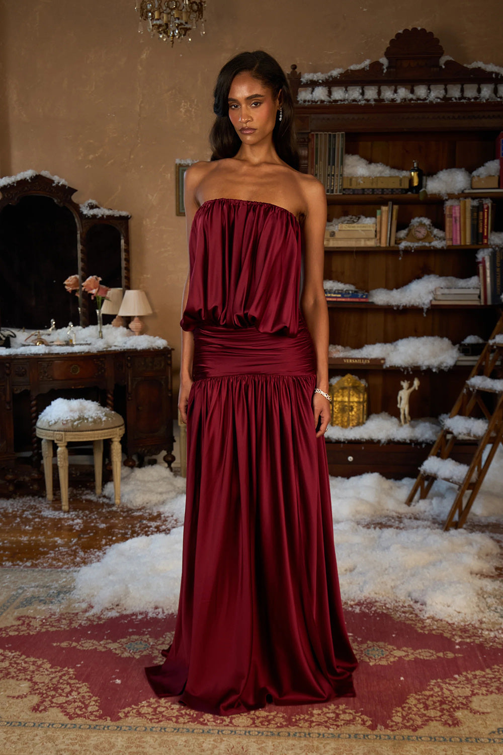 Abito drappeggiato in satin e chiffon color bordeaux profondo