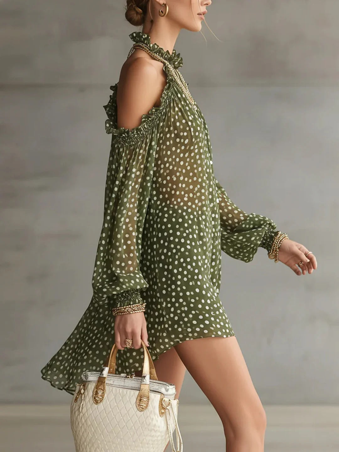 Rochie mini verde cu buline, umeri decupați și decolteu cu volane