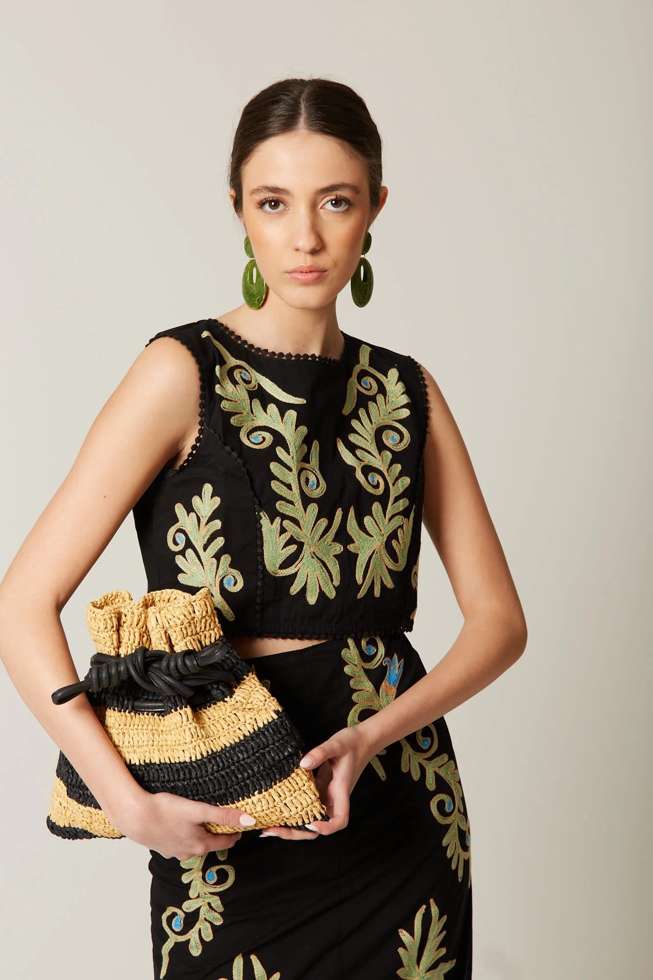 Completo con gonna stampata floreale nera