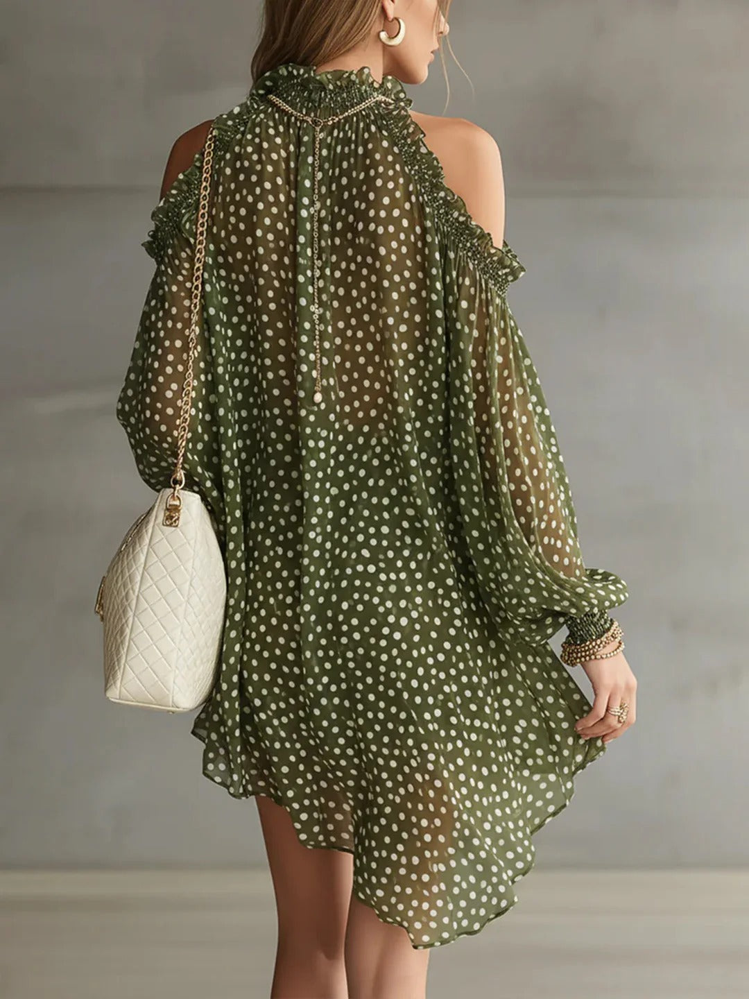 Rochie mini verde cu buline, umeri decupați și decolteu cu volane