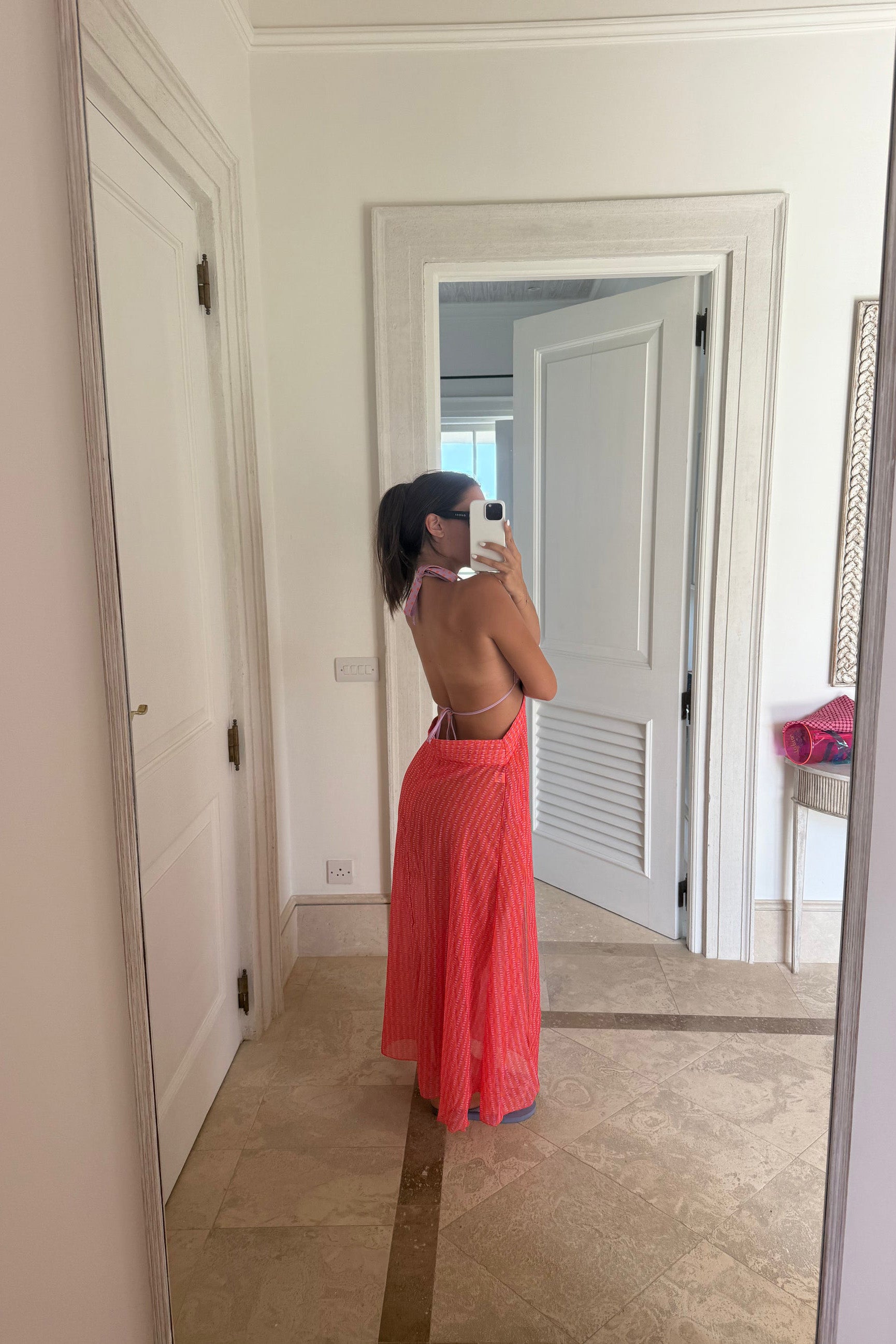 Wäisst fléissend Cape-Maxi-Kleed