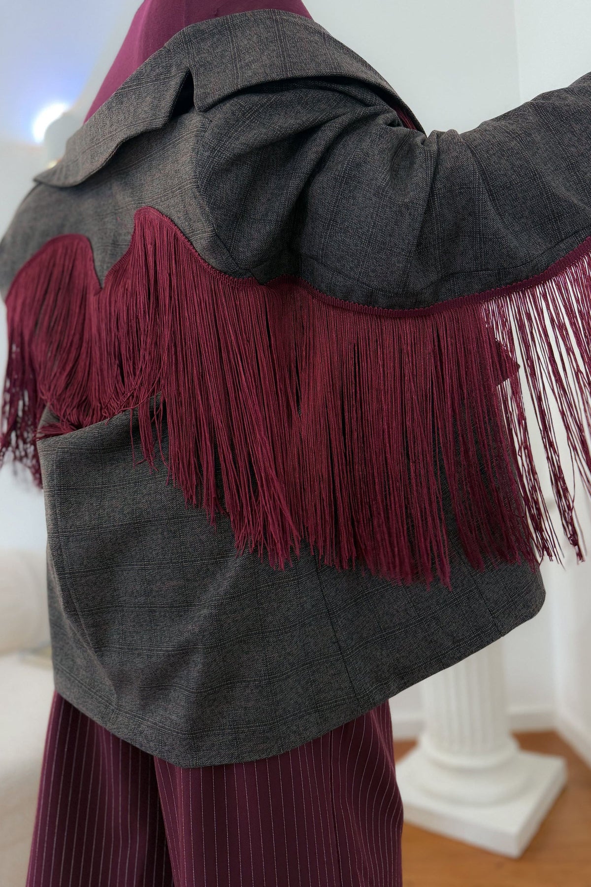 Chaqueta roja con flecos en la espalda