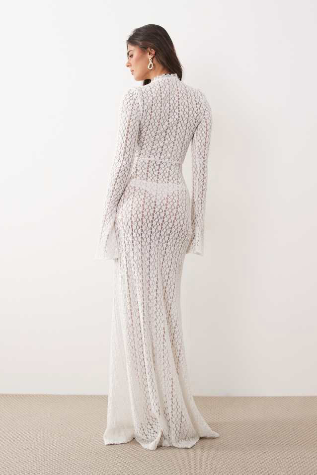 Maxi šaty s volánovými rukávy, krajkovým háčkováním a výřezy