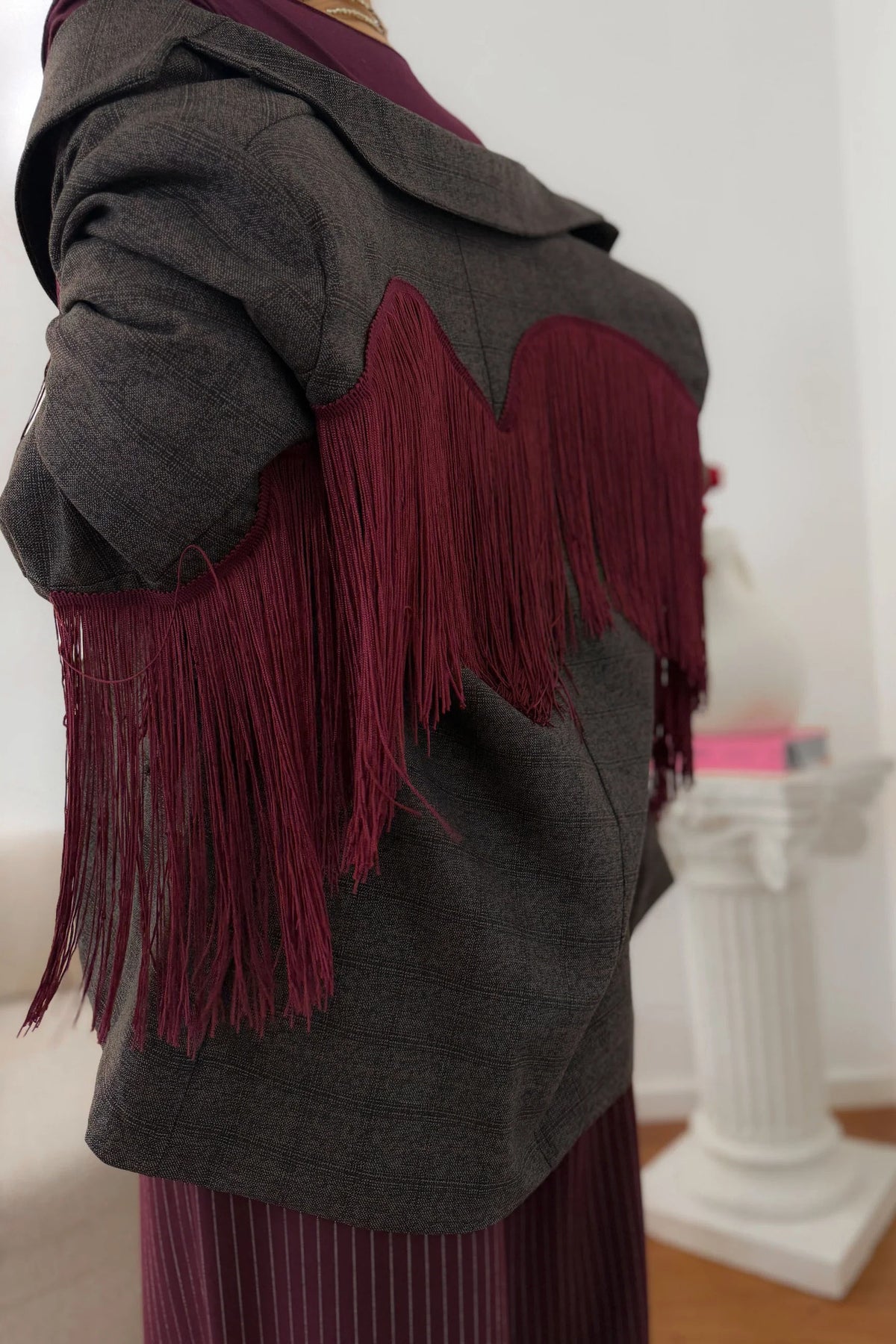 Chaqueta roja con flecos en la espalda